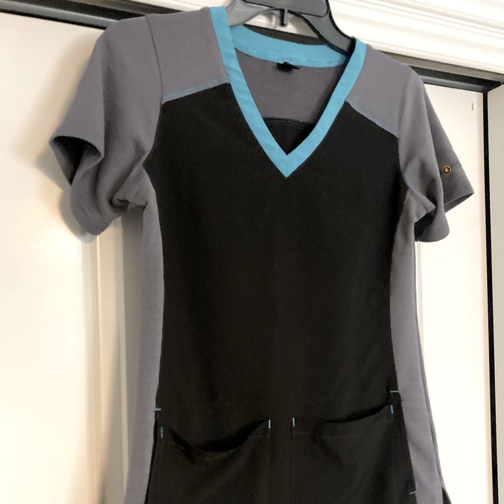 Carhartt scrub top